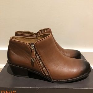 VIONIC  Brand New In Box Size US 9.5

Style JOY JOLENE